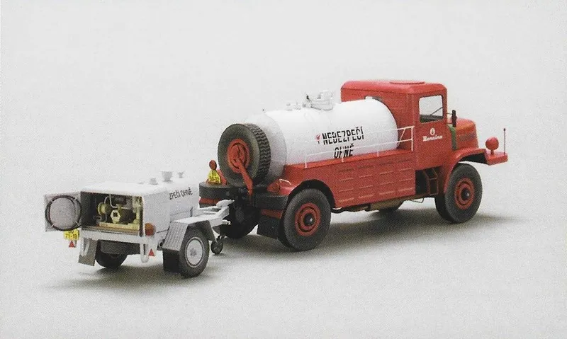 Tatra 128C s palivovým prívesom HEFA